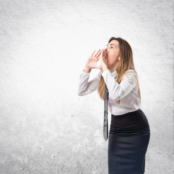 Joven mujer de negocios gritando sobre fondo blanco aislado — Foto de Stock