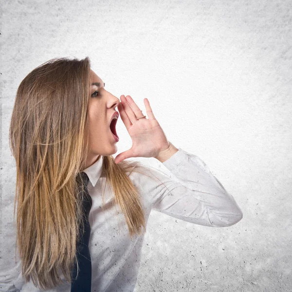 Joven mujer de negocios gritando sobre fondo blanco aislado —  Fotos de Stock