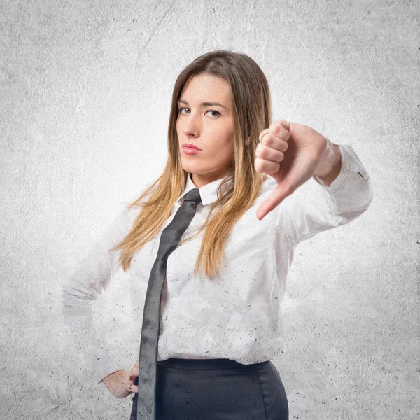 Chica joven haciendo una mala señal sobre fondo blanco — Foto de Stock