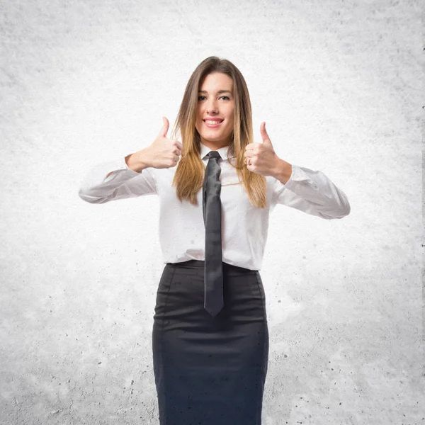 Jonge vrouw maken Ok ondertekenen op witte achtergrond — Stockfoto