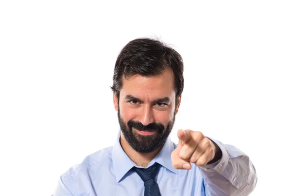 Empresario apuntando al frente sobre fondo blanco — Foto de Stock