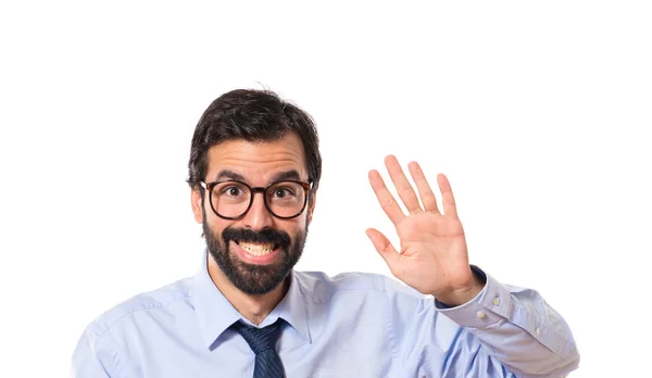 Beyaz arka plan üzerinde selamlayan işadamı