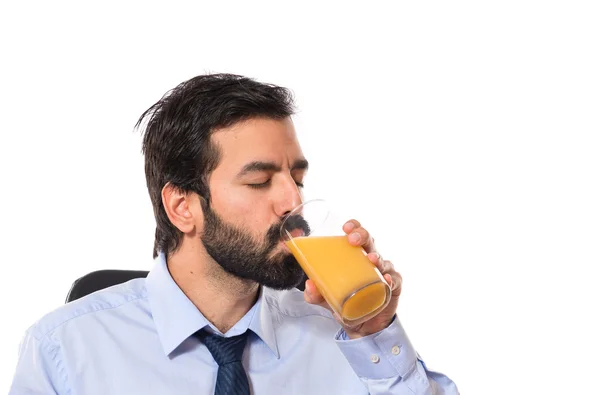 Empresário bebendo suco de laranja — Fotografia de Stock