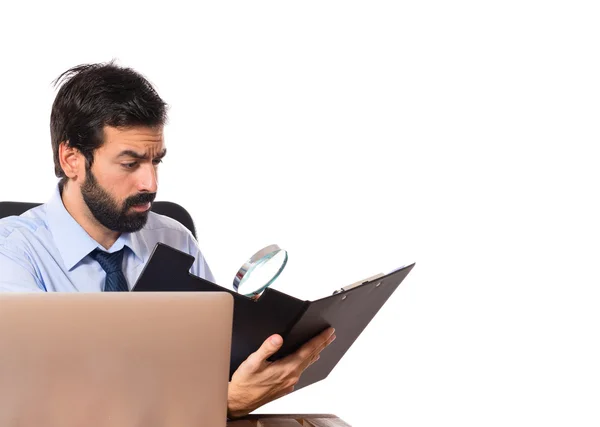 Üzletember olvasó egy könyv fölött fehér háttér — Stock Fotó