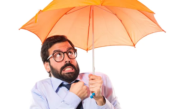白い背景上に傘を置くビジネスマン — ストック写真