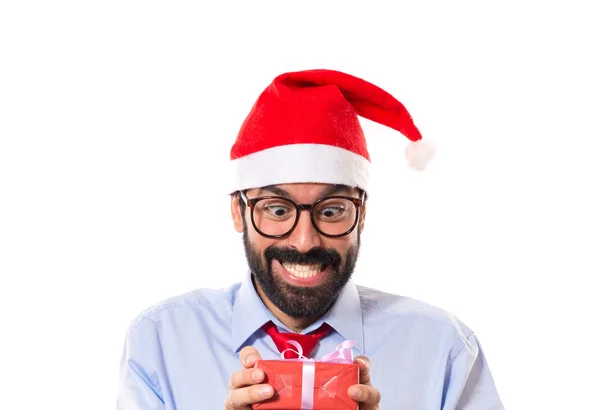 Vánoční muž s darem přes bílý — Stock fotografie