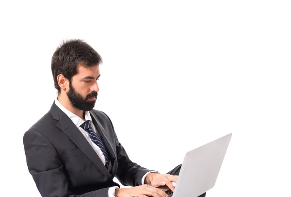 İşadamı izole beyaz arka plan üzerinde dizüstü bilgisayar ile — Stok fotoğraf