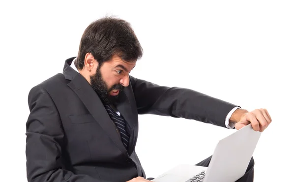 Dühös üzletember laptop felett fehér háttér — Stock Fotó