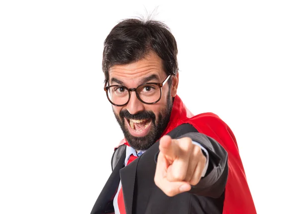 Affärsman klädd som superhjälte pekar på framsidan — Stockfoto