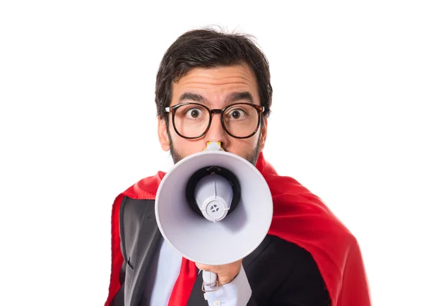Zakenman gekleed als superheld schreeuwen door megafoon — Stockfoto