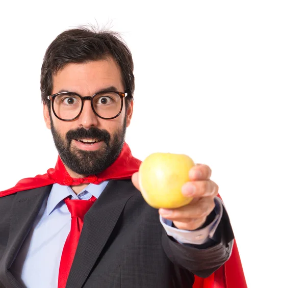 Хипстерский бизнесмен в костюме супергероя держит яблоко — стоковое фото