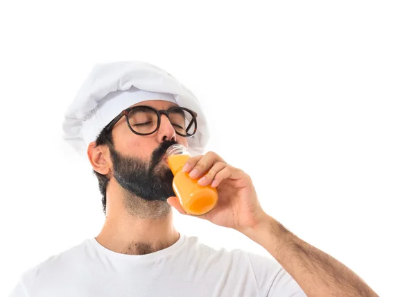 Chef-kok drinken sinaasappelsap — Stockfoto