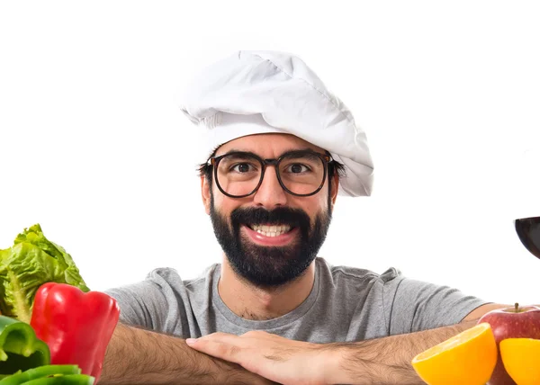 Hipster chef avec plusieurs légumes et fruits sur la table — Photo