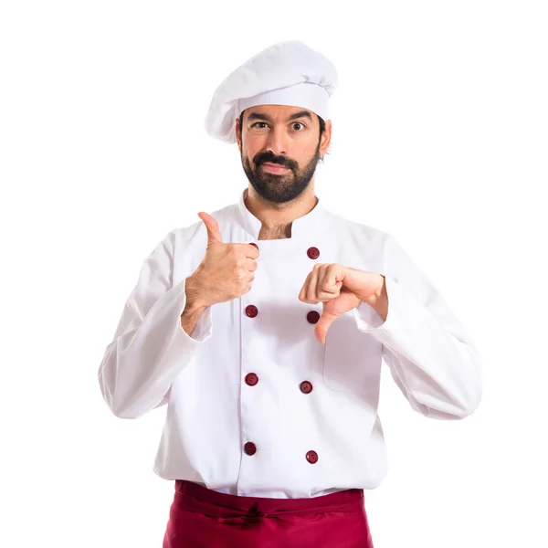Koch macht ein Gut-Böse-Zeichen vor weißem Hintergrund — Stockfoto