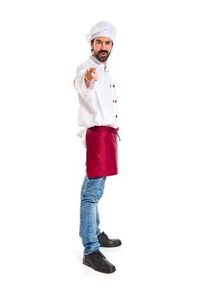 Chef apontando para a frente sobre fundo branco — Fotografia de Stock