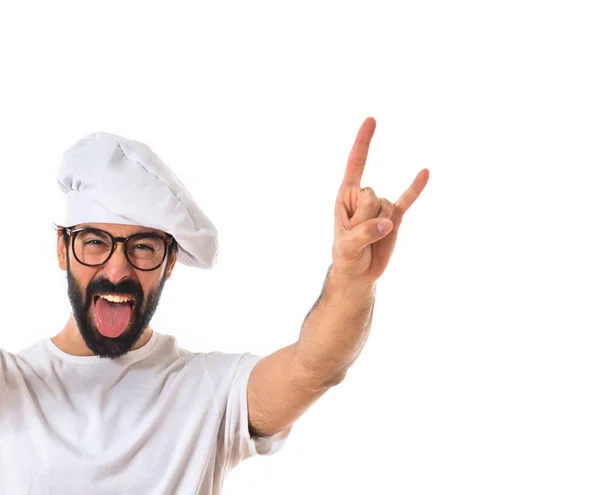 Chef haciendo gesto de cuerno sobre fondo blanco — Foto de Stock