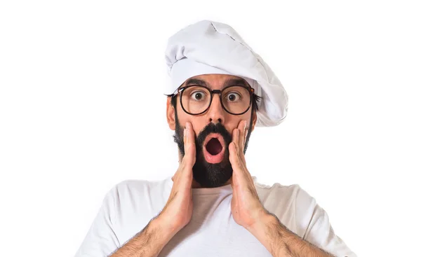 Kuchař dělá gesto překvapení nad bílým pozadím — Stock fotografie
