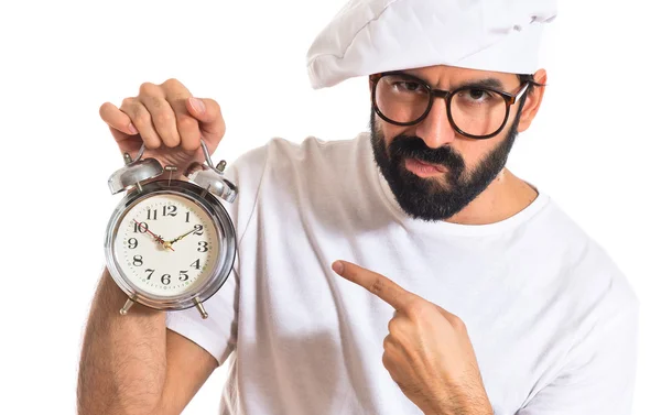 Chef che tiene un orologio su sfondo bianco — Foto Stock