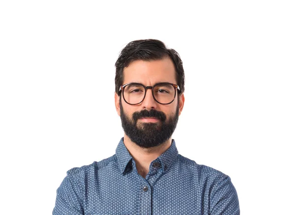 Jonge hipster man met zijn gekruiste armen — Stockfoto