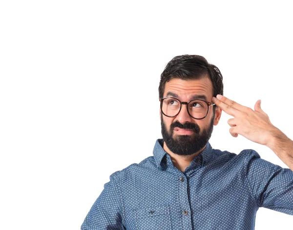 Jonge hipster man pistool gebaar maken — Stockfoto