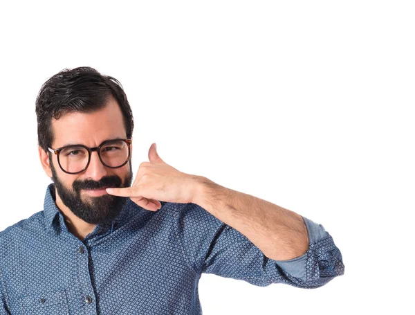 Jonge hipster man telefoon gebaar maken — Stockfoto