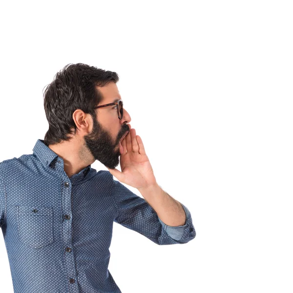 Junger Hipster-Mann schreit vor weißem Hintergrund — Stockfoto