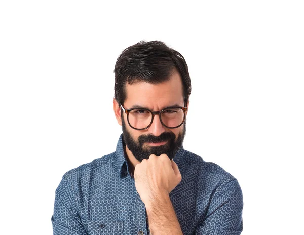 Jovem hipster homem pensando sobre fundo branco — Fotografia de Stock