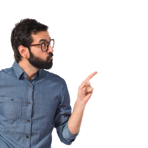 Joven hipster hombre pensando sobre fondo blanco — Foto de Stock