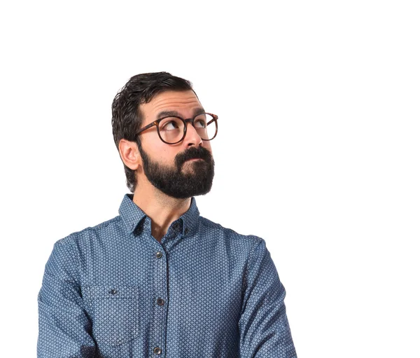 Junger Hipster-Mann denkt über weißen Hintergrund nach — Stockfoto