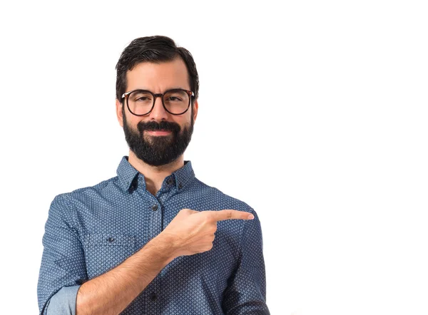 Bir şey beyaz arka plan üzerinde tutan genç hipster adam
