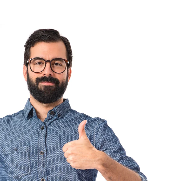 Jeune homme hipster avec le pouce levé — Photo