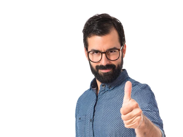 Jeune homme hipster avec le pouce levé — Photo