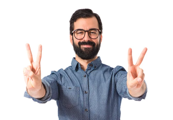 Jonge hipster man doen overwinning gebaar — Stockfoto