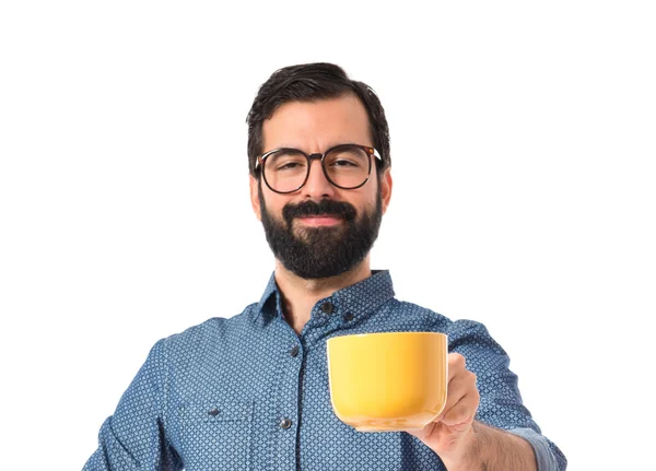 Jonge hipster man met een kopje koffie — Stockfoto