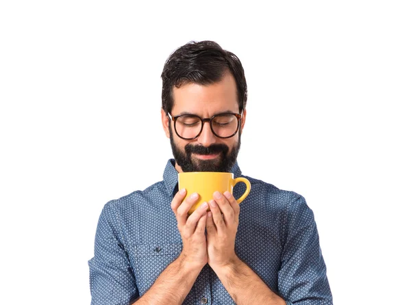 Jonge hipster man met een kopje koffie — Stockfoto