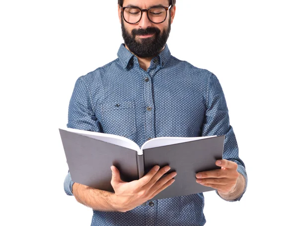 Ung hipster man läser en bok — Stockfoto