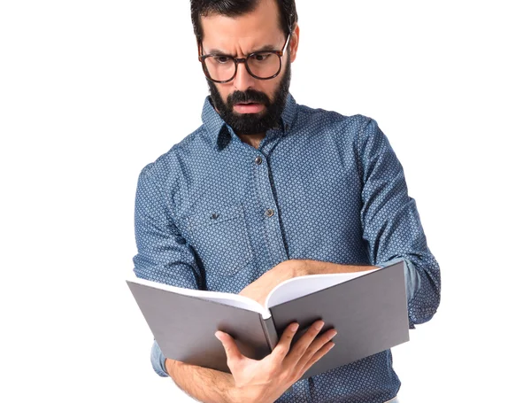 Giovane hipster che legge un libro — Foto Stock