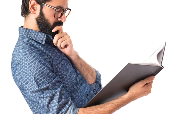 Joven hipster leyendo un libro — Foto de Stock