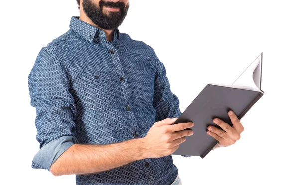 Happy hipster man läser en bok — Stockfoto