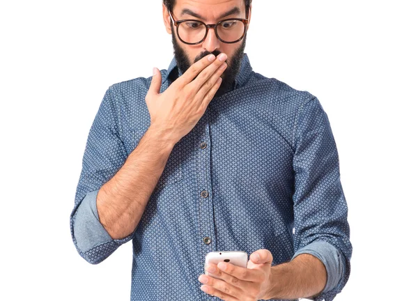 Překvapený bederní muž mluví do mobilu — Stock fotografie