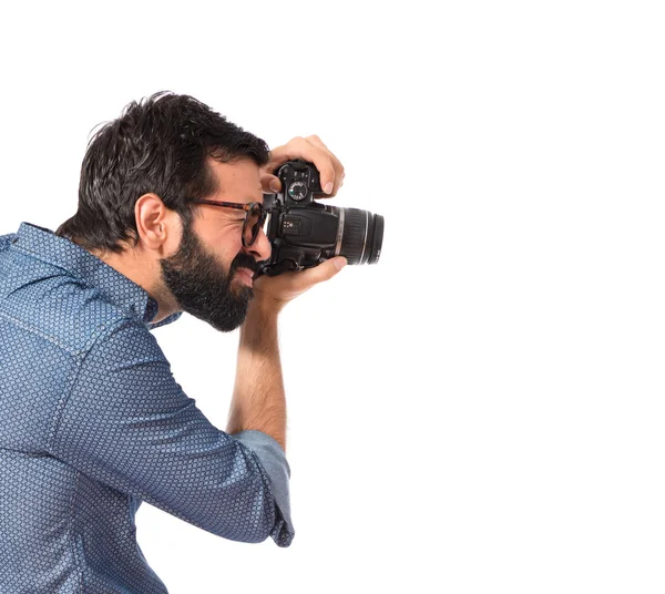 Joven hipster hombre fotografiando sobre fondo blanco — Foto de Stock