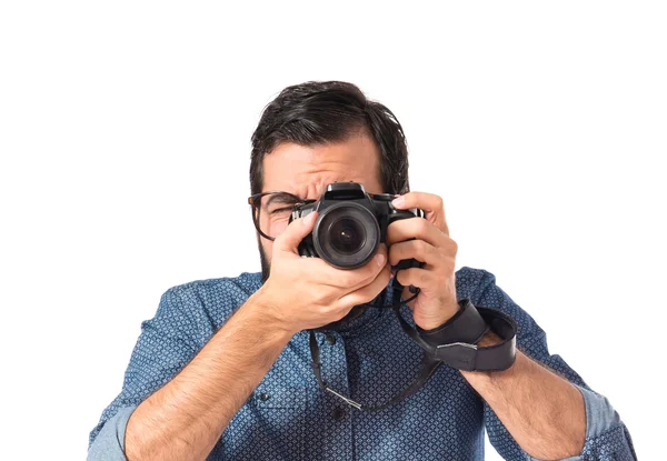 Joven hipster hombre fotografiando sobre fondo blanco — Foto de Stock