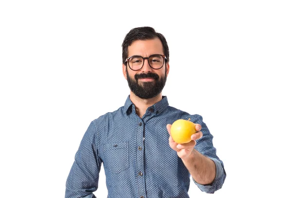 Unga hipster man med apple över vit bakgrund — Stockfoto