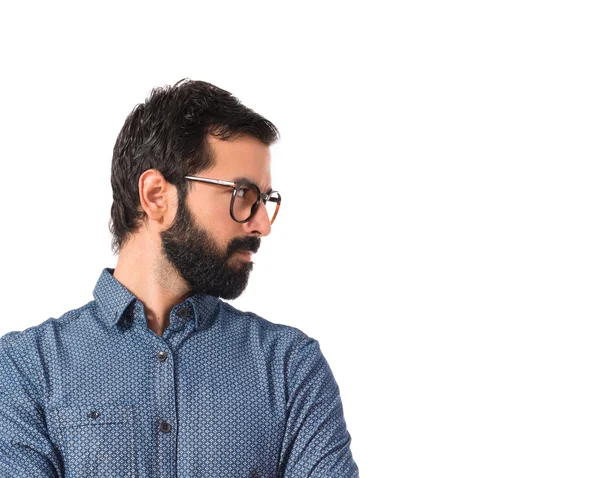 Giovane hipster uomo con le braccia incrociate — Foto Stock