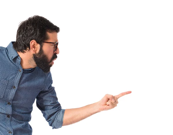 Jonge hipster man aan te wijzen en schreeuwen — Stockfoto