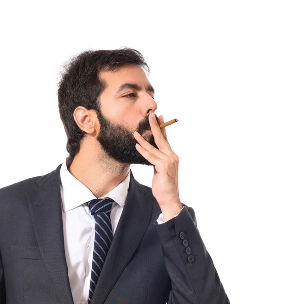 Empresário fumando sobre fundo branco isolado — Fotografia de Stock