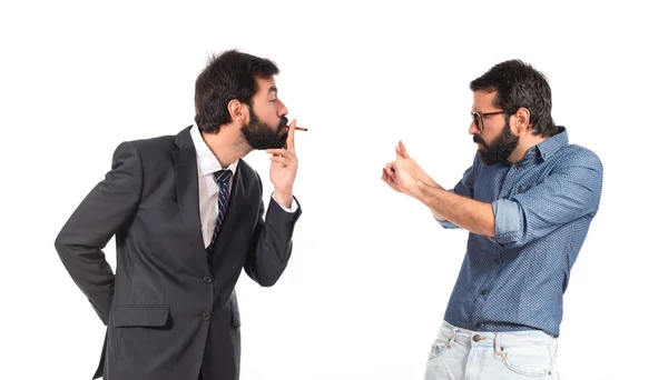 Geschäftsmann raucht vor isoliertem weißen Hintergrund — Stockfoto