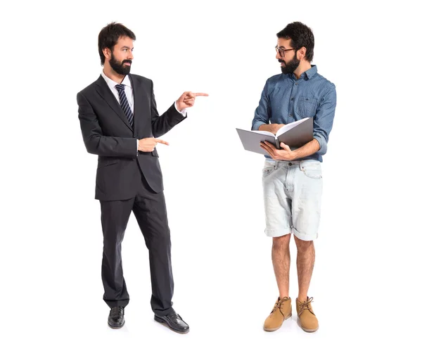 Zwillinge mit Buch auf weißem Hintergrund — Stockfoto