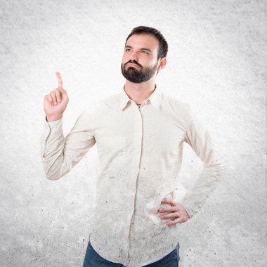 genç adam beyaz arka plan üzerinde yukarı dönük