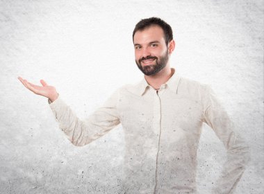 adam bir şey izole beyaz arka plan üzerinde gösterilen 